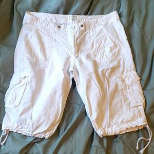 Label of graded goods white bermudas